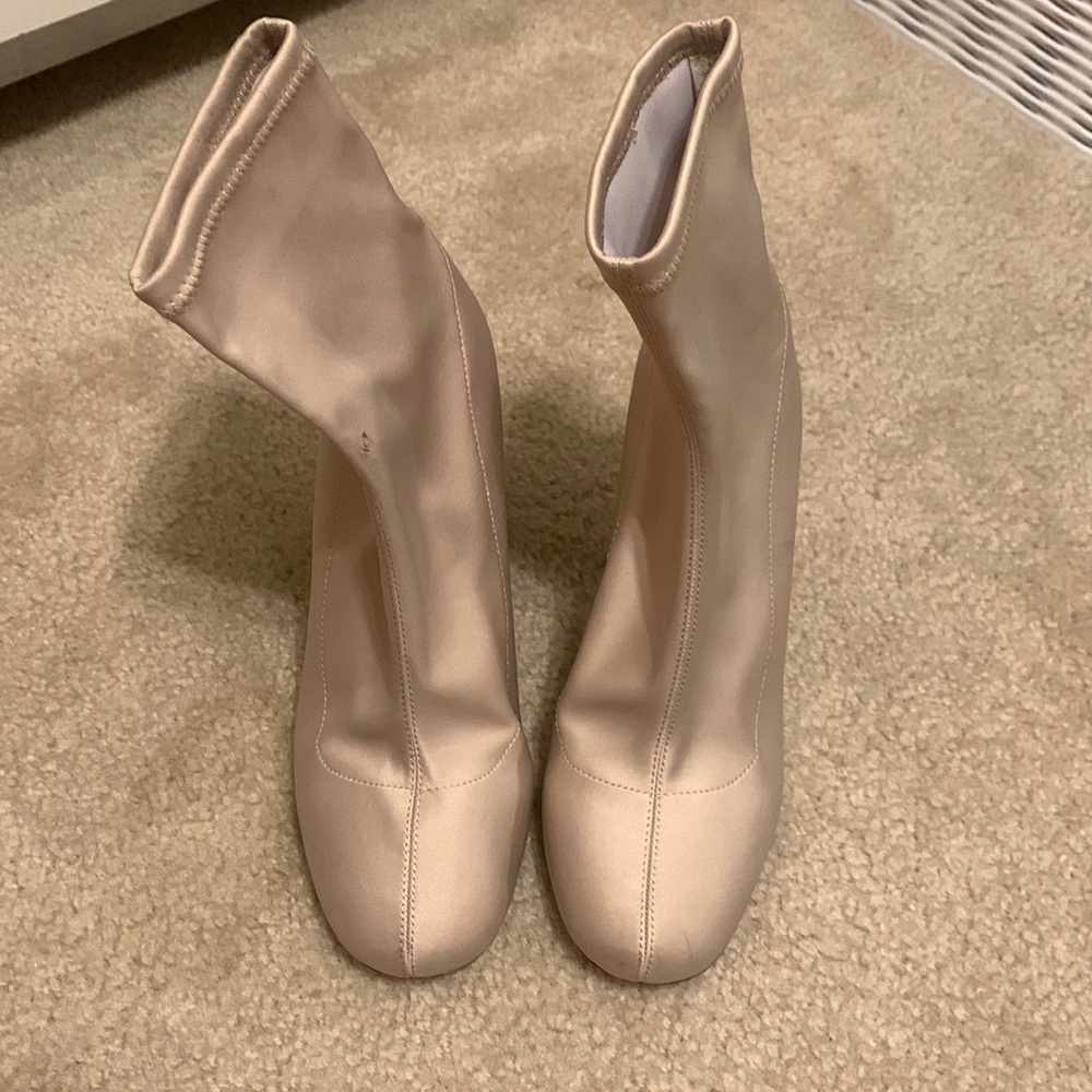 NWT champagne color joie boots